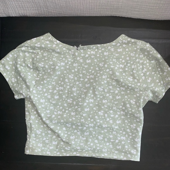GREEN FLOWER V-NECK CROPPED SHIRT FROM TILLYS💚💚 - Picture 3 of 5